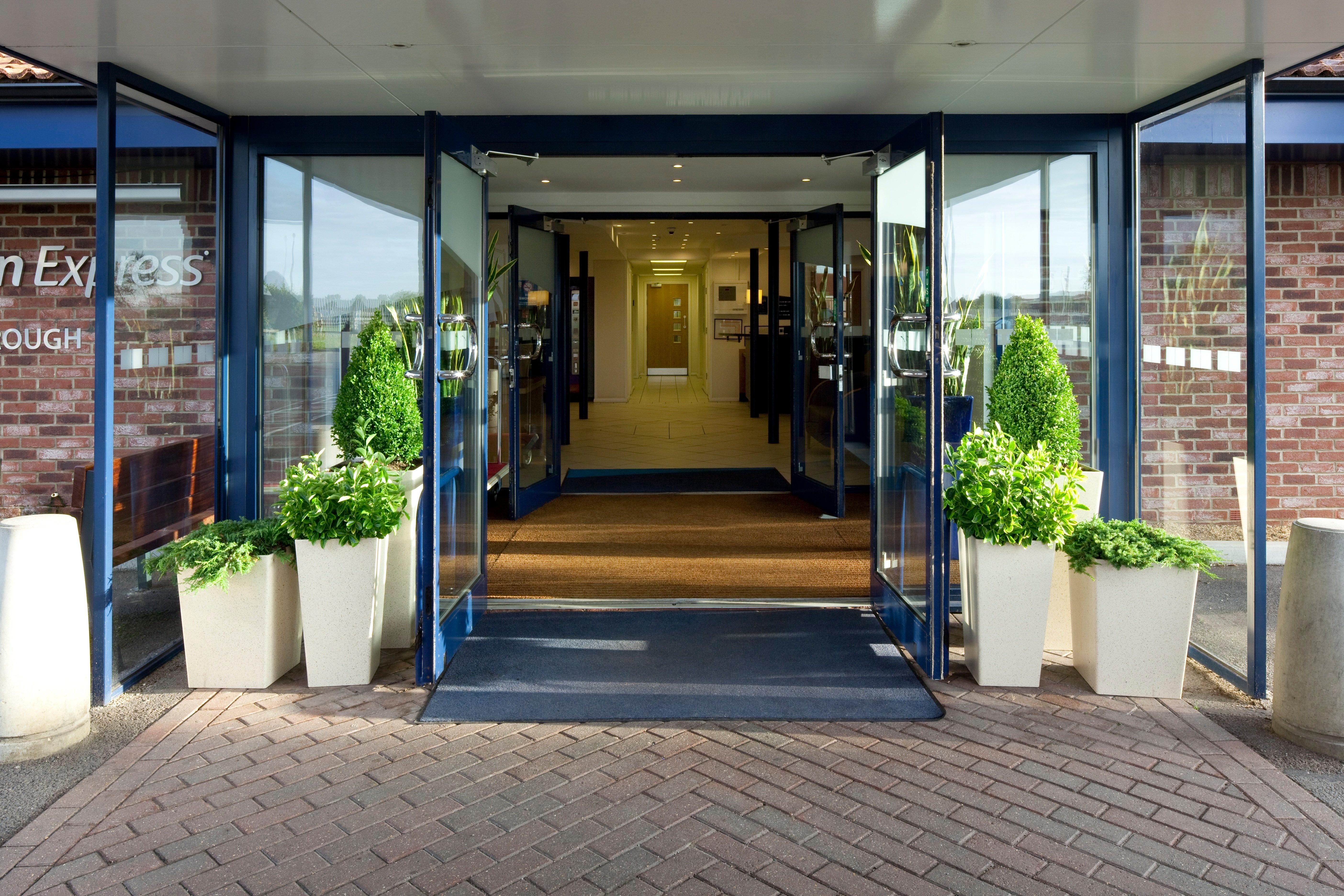 Holiday Inn Express Peterborough By Ihg Exterior foto